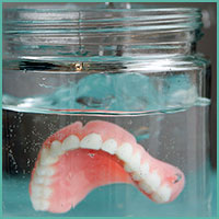 Entretien des prothèses dentaires et usage